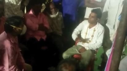 दोस्तों ने दूल्हे को पिलाई शराब, जयमाल स्टेज पर दुल्हन बोली-जब ये है हाल तो घर में कितना पीते होंगे