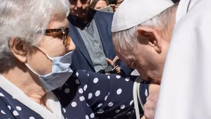 സ്ത്രീയുടെ നാസികൾ പച്ചകുത്തിയ കയ്യിൽ ചുംബിച്ച് ഫ്രാൻസിസ് മാർപാപ്പ, വികാരാധീനയായി ഓഷ്വിറ്റ്സ് സർവൈവർ