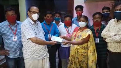 বাড়িতে শয্যাশায়ী স্ত্রী, তবু রেড ভলেন্টিয়ার্সদের ৫০ হাজার টাকা দান অবসরপ্রাপ্ত শিক্ষকের