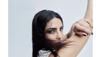 స్కిన్‌ షోకి నో రూల్స్ అంటోన్న గ్లోబల్‌ బ్యూటీ ప్రియాంక చోప్రా.. దీపికాతో కంపేర్‌ చేసిన తల్లి