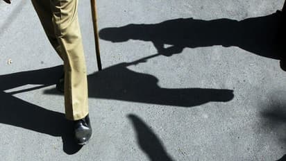 నిబంధనలు ఉల్లంఘించాడని ఖాకీల కర్కశత్వం.. యువకుడిని రక్తాలొచ్చేలా చితకబాది...