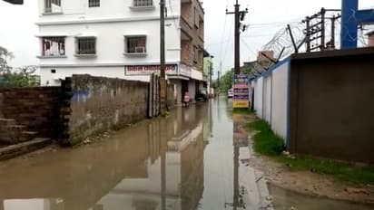 জলে ডুবে হাসপাতাল-থানা, নিকাশির কাজে হুঁশ নেই পঞ্চায়েতের
