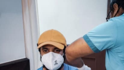 'വ്യാജ വാര്ത്തകളെ അഗവണിക്കുക', വാക്സിനെടുത്ത് നീരജ് മാധവ്