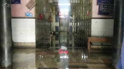 সরকারি হাসপাতাল নাকি ডোবা, বোঝা মুশকিল! অস্থায়ী ব্যবস্থায় চিকিৎসা চলছে সংকটজনক রোগীদের