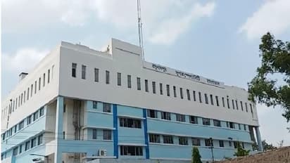 সরকারি হাসপাতাল চত্বরে ঘন্টার পর ঘন্টা ধরে পড়ে অর্ধনগ্ন দেহ!