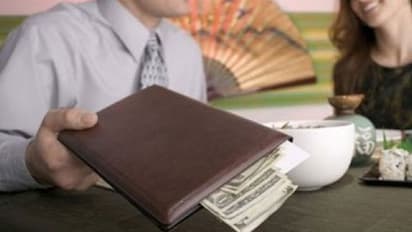 കാമുകിയെ 'ഇംപ്രസ്' ചെയ്യാന് റെസ്റ്റോറന്റ് ജീവനക്കാരിക്ക് വലിയ തുക 'ടിപ്'; പിന്നീട് നടന്നത്...