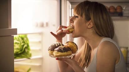 രാത്രിയില് അമിതമായി സ്നാക്സ് കഴിക്കുന്ന ശീലമുണ്ടോ? എങ്കില് ശ്രദ്ധിക്കുക...