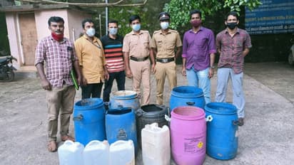 കോഴിക്കോട് എക്സൈസ് റെയ്ഡ്; തോട്ടില് ഒളിപ്പിച്ച 500 ലിറ്റർ വാഷ് നശിപ്പിച്ചു