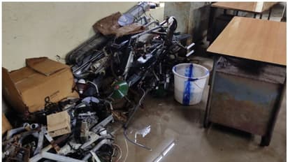 കെഎസ്ഇബി ഓഫീസിന്റെ മേല്ക്കൂര ചോരുന്നു; മീറ്ററടക്കം ഉപകരണങ്ങള് തുരുമ്പെടുത്തു