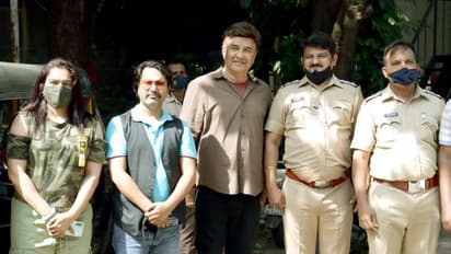 মুম্বই পুলিশের পাশে এবার বিটাউন সেলেব, অনু মালিক-একতার উপস্থিতিতে হাতে তুলে দেওয়া হল স্যানিটাইজার
