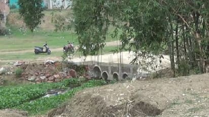 নদীর ওপর অবৈধ সেতু বানিয়ে চলছে জমি বিক্রি, হেলদোল নেই পুরসভা-পুলিশের