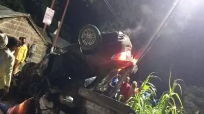 कार पुल की रेलिंग से टकराकर पलटी, चार बारातियों की मौत, एक की हालत नाजुक