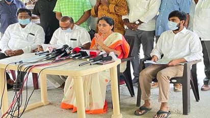 ఒక్క ఎకరం ఆక్రమించినట్టు నిరూపిస్తే ముక్కు నేలకు రాస్తా: కన్నీళ్లు పెట్టుకొన్న ఈటల భార్య జమున