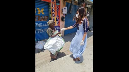 சாலையோர மக்களுக்கு சாப்பாடு கொடுக்கும் 'குக் வித் கோமாளி' தர்ஷா குப்தா..! குவியும் ரசிகர்கள் வாழ்த்து..!