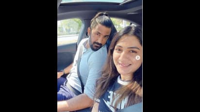 ವಿದೇಶದಲ್ಲಿ ದುಬಾರಿ ಕಾರು ಖರೀದಿ ಮಾಡಿದ ಕಿರುತೆರೆ ನಟಿ ಅರ್ಚನಾ ದಂಪತಿ!