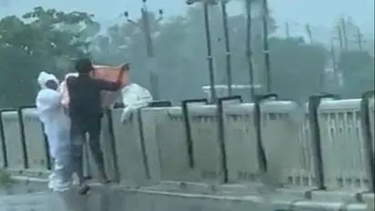 कोरोना से वृद्ध की मौत, पीपीई किट पहने लोगों ने राप्ती नदी में फेंका शव