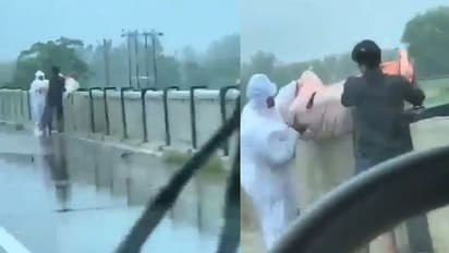 ಸೇತುವೆ ಮೇಲಿನಿಂದ ಸೋಂಕಿತನ ಶವ ನದಿಗೆ ಎಸೆದ ಕುಟುಂಬಸ್ಥರು; ವಿಡಿಯೋ ವೈರಲ್!