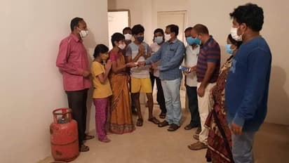 కరోనాతో ఇంటి పెద్ద మృతి.. దిక్కులేక స్మశానంలో నివాసం: హరీశ్ రావు ఆపన్నహస్తం