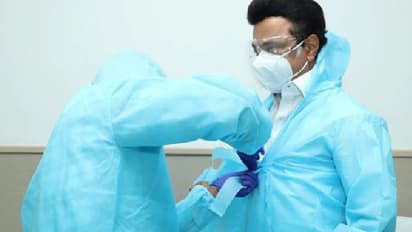 രോഗികൾക്കും ഡോക്ടർമാർക്കും ആത്മവിശ്വാസം പകരാൻ കൊവിഡ് വാര്ഡിലെത്തി തമിഴ് മുഖ്യന്