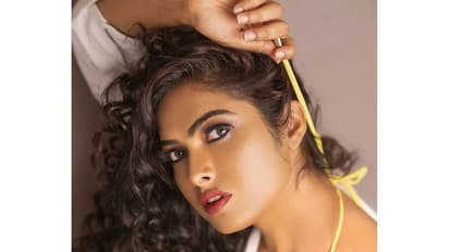 చూపించడంలో ఇంత తెగింపా... ప్యాంటు లేకుండా దారుణమైన కోణాలలో పోజులిచ్చిన బిగ్ బాస్ దివి!