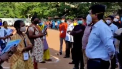 கொரோனா சங்கிலியை உடைக்கும் மகத்தான பணி தொடரட்டும். களப்பணியாளர்களை தலையில் வைத்து கொண்டாடிய மரு. எழிலன்