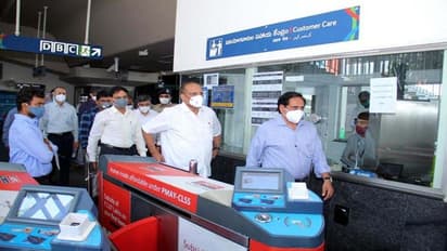 మెట్రో రైలు తనిఖీ చేసిన సీఎస్ సోమేష్ కుమార్.. టైమింగ్స్ లో మార్పులు..