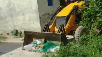 पिता की मौत के बाद बेटों ने कंधा देने से किया इनकार, जानवरों की तरह JCB से उठवाया शव और खेत में दफनवा दिया