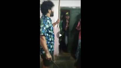 మరోసారి రెచ్చిపోయిన బెజవాడ గ్యాంగ్... స్నేహితుడిపైనే కత్తి, కర్రతో దాడి (వీడియో)