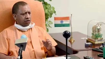 ক্যামেরার সামনেই মহিলার শাড়ি টেনে খুলে ফেলার চেষ্টা, নির্বাচনের নামে ধুন্ধুমার যোগীরাজ্যে