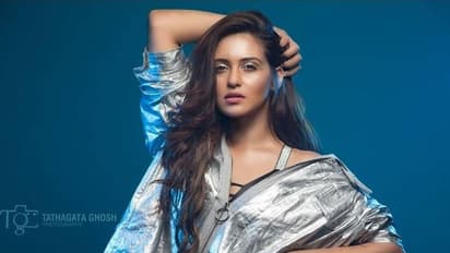 বেরিয়ে রয়েছে উন্মুক্ত নিতম্ব, দু'পা দিয়ে ঢাকা স্তনযুগল, বালিমাখা বিকিনিতে 'SuperHot' প্রিয়ঙ্কা