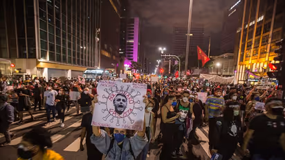 കൊവിഡ് നിയന്ത്രണം പരാജയപ്പെട്ടു; ബ്രസീലില് ആയിരങ്ങള് തെരുവില് ഇറങ്ങി