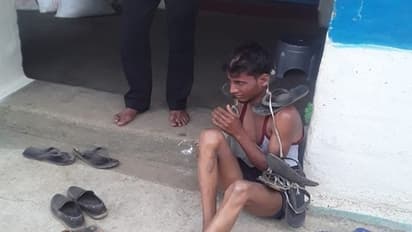 దారుణం : యువతితో స్నేహం... యువకులపై దాడి, అరగుండు, మెడలో చెప్పులదండలు.. !!