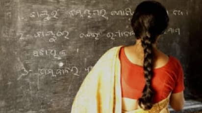 लॉकडाउन में 11वीं के स्टूडेंट के प्यार में पागल हुई तलाकशुदा लेडी टीचर, 4 घंटे लेती ट्यूशन..फिर भगा ले गई