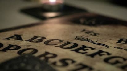 ഓജോ ബോർഡ് എന്നാണ് നിലവിൽ വന്നത്? എന്താണ് ഇതിന് പിന്നിലെ നിഗൂഢത?