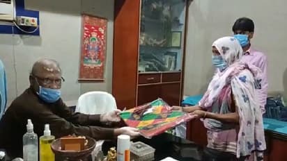 সাইক্লোনে সব হারানো মানুষের জন্য বস্ত্রদান শিবির, দুর্গতদের হাতে যাতায়াত ভাড়া তুলে দিচ্ছেন প্রবীণ চিকিৎসক