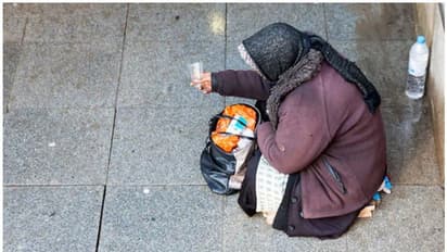 യാചക സ്ത്രീയുടെ താമസ സ്ഥലത്ത് നിന്നും കണ്ടത്തിയ തുക കണ്ട് ഞെട്ടി ഉദ്യോഗസ്ഥർ