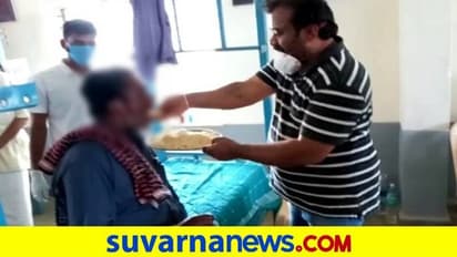 ಹುಬ್ಬಳ್ಳಿ: ಕೊರೋನಾ ಸೋಂಕಿತರಿಗೆ ಊಟ ಮಾಡಿಸಿದ ಕಾಂಗ್ರೆಸ್ ನಾಯಕ