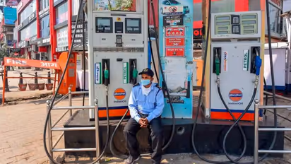 কলকাতায় সেঞ্চুরি পার করার লক্ষ্যে পেট্রোলের দাম, ডিজেল প্রায় ৯০ টাকা