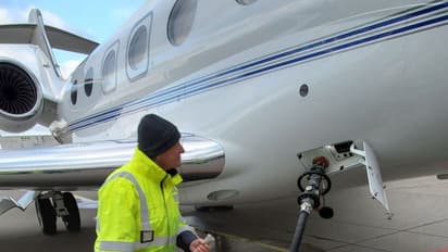 വിമാനക്കമ്പനികൾക്ക് വലിയ ആശ്വാസം, ഇന്ധന വില കുറച്ചു