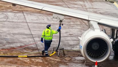 യാത്രക്കാർക്ക് ഇരുട്ടടിയാകുന്ന തീരുമാനം, നിരക്ക് ഉയരും; ഇന്ധനവില കൂട്ടി കമ്പനികൾ, വിമാനയാത്രക്ക് ഇനി ചെലവേറും