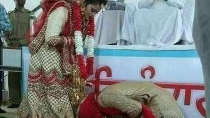 వధువు కాళ్లుమొక్కిన వరుడు.. నెటిజన్లు ఫిదా..!