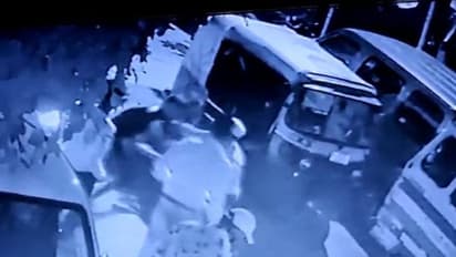 പിതാവിന്റെ ജന്മദിനത്തിൽ കേക്ക് വാങ്ങാനിറങ്ങിയ 19കാരനെ കുത്തിക്കൊന്നു, പ്രതികൾ സിസിടിവി ക്യാമറയിൽ കുടുങ്ങി