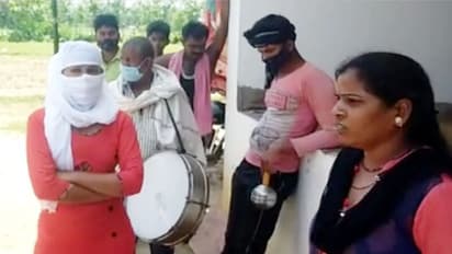 प्रेमी के घर बारात लेकर आ धमकी प्रेमिका, सुनाई पूरी लव स्टोरी, बोली-शादी न करने पर दे दूंगी जान