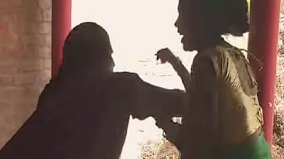 कोरोना पॉजिटिव सास ने बहू को जबरन गले लगाकर किया संक्रमित,बोली-मेरे मरने के बाद तुम सुखी रहना चाहती हो