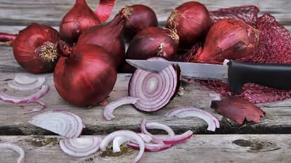 ഇനി കരയേണ്ട; ഇതാ സവാള അരിയാന്‍ ഒരു കിടിലന്‍ 'ടിപ്'; വീഡിയോ വൈറല്‍...