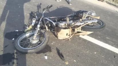 తలపై నుండి దూసుకెళ్లిన వాహనం... బైకర్ దారుణ మృతి