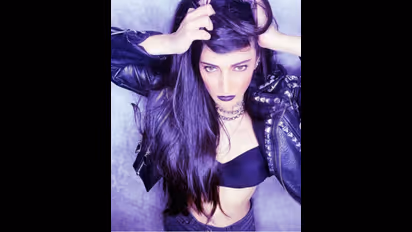 ಕಪ್ಪು ಲಿಪ್‌ಸ್ಟಿಕ್ ಹಚ್ಚಿದ ಶ್ರುತಿಯನ್ನು ಮಾಟಗಾತಿ ಎಂದ ನೆಟ್ಟಿಗರು