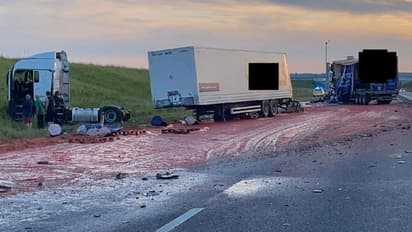 വാഹനാപകടം നടന്ന സ്ഥലത്ത് മുഴുവന് ചുവന്ന ദ്രാവകം; ആശങ്ക പിന്നെ തമാശയായി...