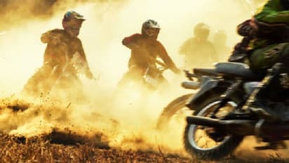 বাইকের পিছনে প্রেমিকাকে বসিয়ে বিপজ্জনক স্টান্ট, পুলিশের হাতে একের পর এক গ্রেফতার