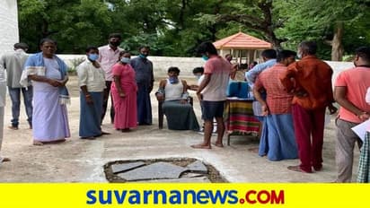 ಕೊಪ್ಪಳ: ಕೊರೋನಾ ಜಾಗೃತಿ ಫಲ, ಡೊಂಬರಳ್ಳಿಯಲ್ಲಿ ಲಸಿಕೆ ಹಾಕಿಸಿಕೊಂಡ ಜನ